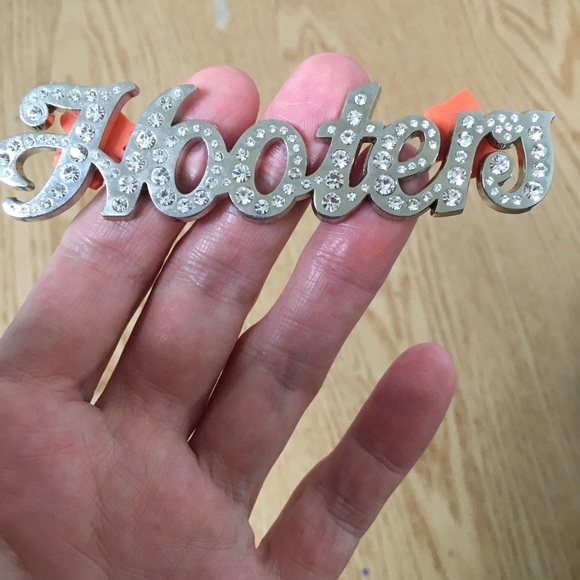 New Bundle Of 2 Hooters Girl Rhinestones Tac Pin & Hooters Girl Lips Button - Picture 3 of 8